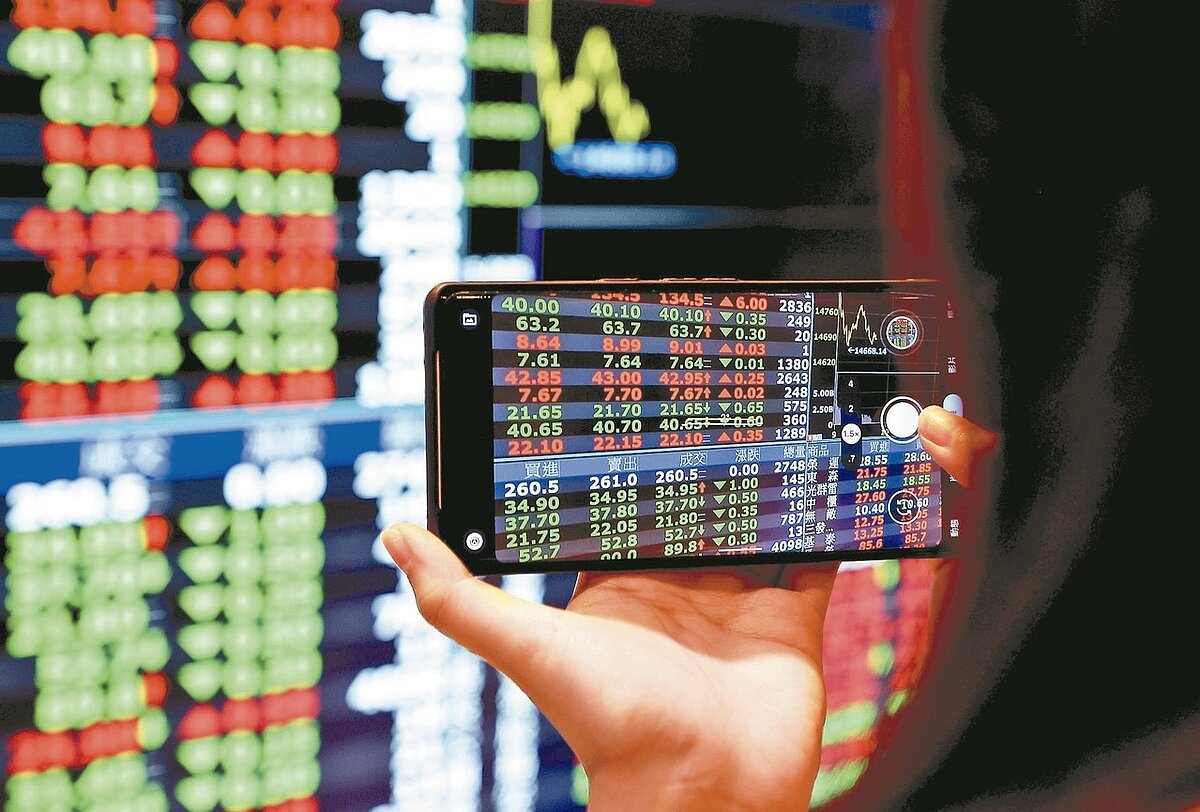 一名女網友猶豫要不要脫手手上的高股息ETF。台股示意圖。聯合報系資料照 