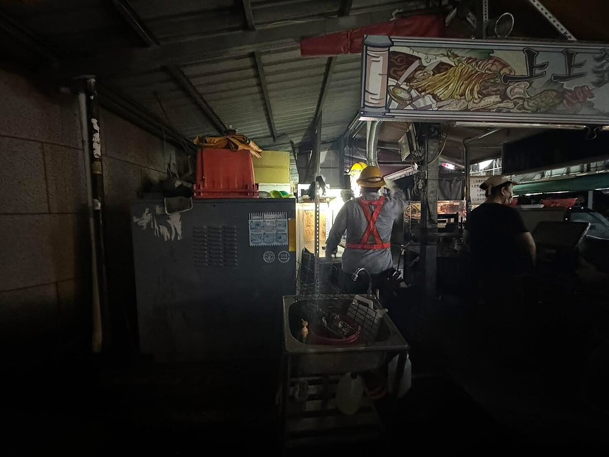 台電人員正在搶修。圖／翻攝陳慧文臉書