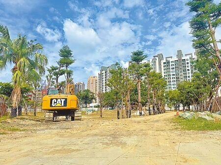 高雄三民區正義公園滯洪池原定2024年12月完工,但工程延宕至今未完成。(紀爰攝)