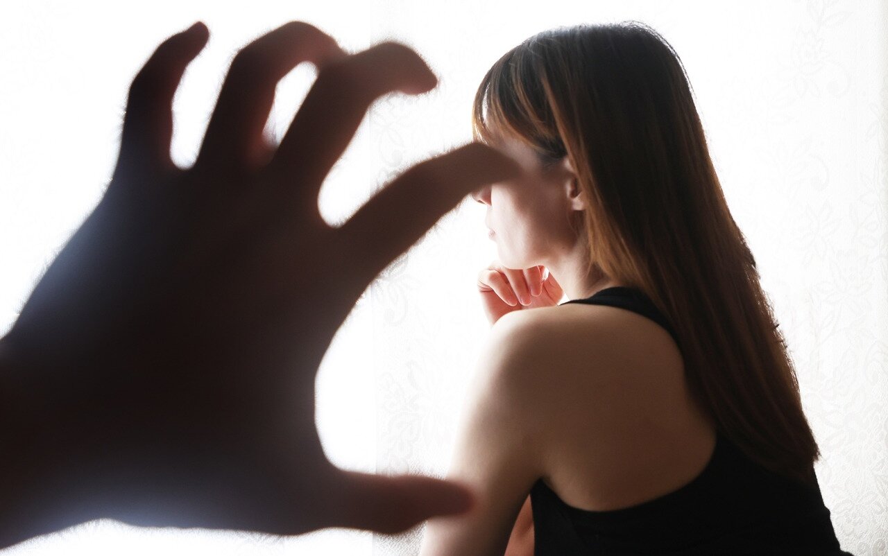 一名男子因部分行為,包括以手觸碰特定女子的機車座墊,經認定與性或性別有關。示意圖/聯合報系資料照片