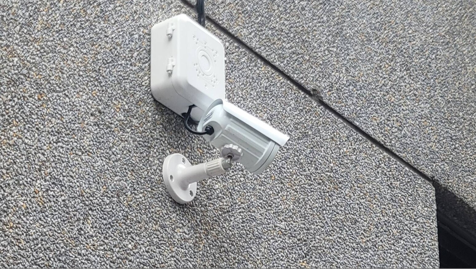 台南市廖姓女子住在3樓公寓,她不滿2樓黃姓女鄰居在自家門口裝設監視器,後來又在公寓大門裝設監視器,提告請求拆除及賠償精神慰撫金。示意圖/本報資料照片