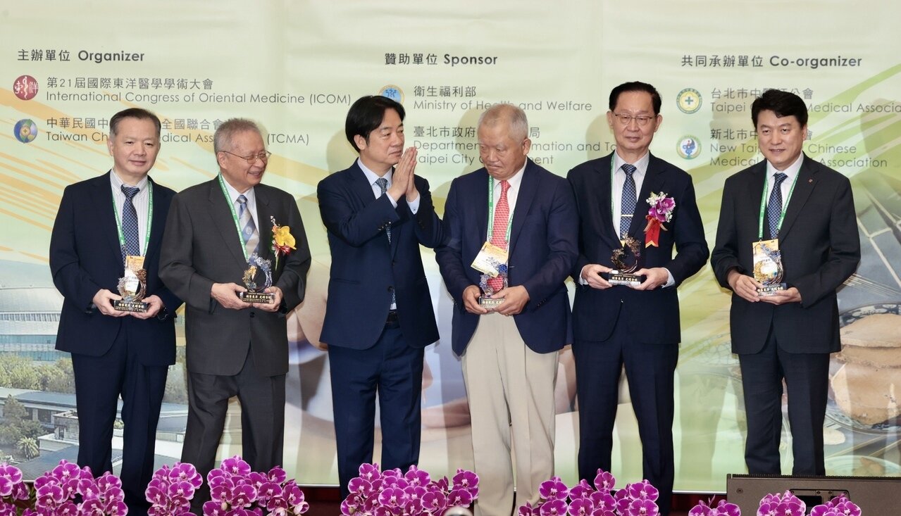 賴清德總統(左三)昨天出席「第廿一屆國際東洋醫學學術大會」,代表頒發「領導東洋光耀全球獎」。記者黃義書/攝影