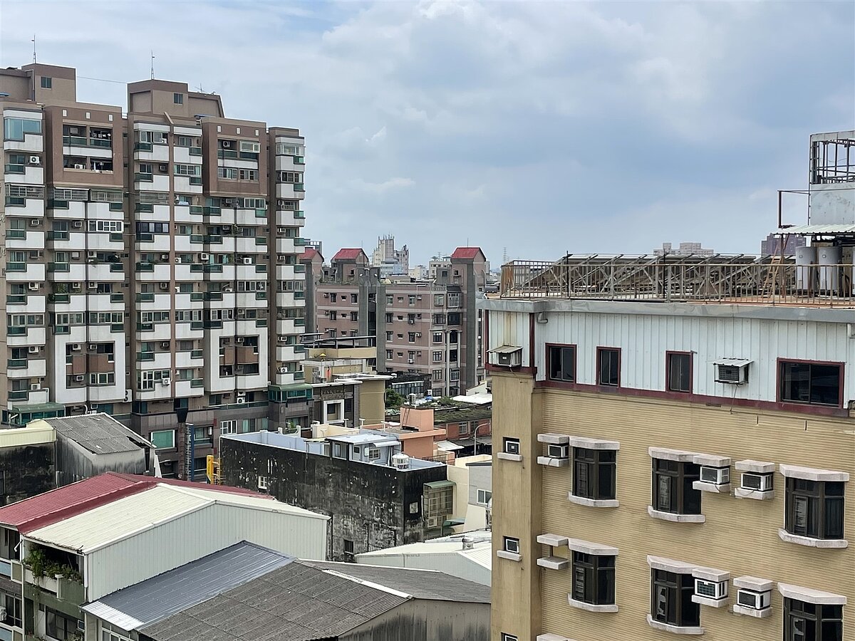 房屋稅2.0新制今年首度開徵，南市府財稅局統計，台南擁有房屋者約達60萬7508人，持有3戶以內者達59萬7689人，若房屋均有直系親屬或配偶設戶籍，應有98.38%民眾不受稅率影響。圖為房屋示意圖。記者萬于甄／攝影 