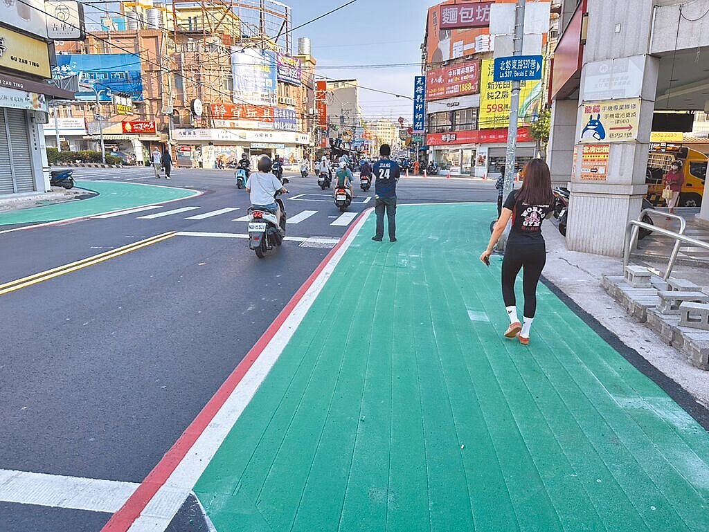 台中市府在靜宜商圈北勢東路畫設綠色標線人行道，引發沿線店家反彈，40家店家連署反對。圖／民眾提供
