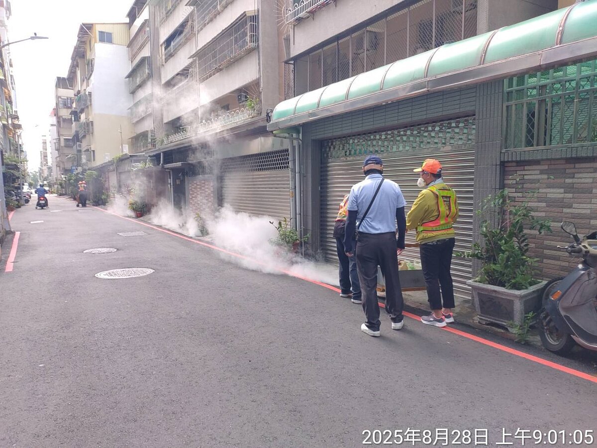高市府組跨局處防疫團隊,近日持續於警戒範圍內清除髒亂點,檢查孳生源。圖/高市衛生局提供