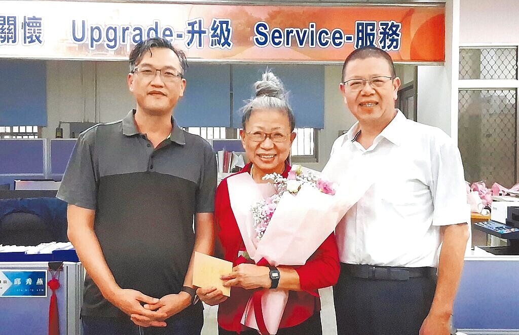 67歲唐芝英(中)是新竹市公務體系史上最高齡公職人員,到職日即是離職日。圖/新竹市政府提供