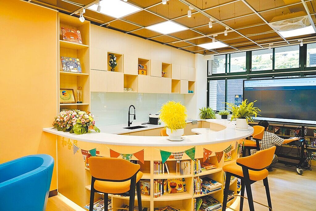 台北市教育局啟動「教師專業發展空間2.0建置試辦計畫」，將現有教學空間打造成具支持性與舒適度的教師共同備課場域。圖／台北市教育局提供
