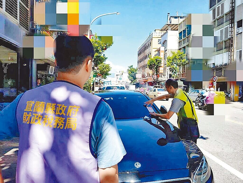 宜蘭市1名菜販平日開黑色賓士E200到市場擺攤,因積欠3萬多元稅款遭法務部行政執行署宜蘭分署盯上準備查封車輛,菜販獲報立即繳清稅款。圖/行政執行署宜蘭分署提供