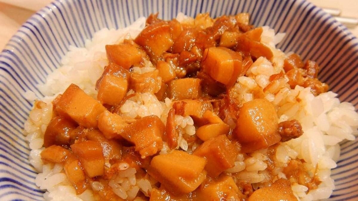 通膨飛升,物價高漲,就連過往印象中的平民小吃現在也不再平價,上月有網友分享一家滷肉飯的公告,「低消200元」,引起不少網友討論。圖/取自PhotoAC