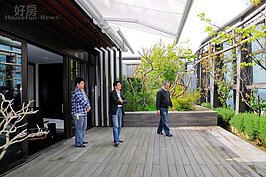 對於現代人越來越重視的綠能生活，海納川用不同的方式展現，透明的遮雨棚除了讓人可以不用受到陽光直曬，輕鬆享受陽光外，充足的自然光線，更可達到節能減碳的效果。（圖文／好房News記者陳韋帆）