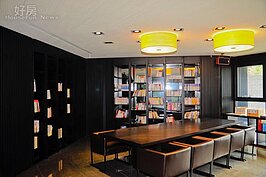藝術結合人文氣息，海納川不僅擁有畫廊，還有一個充滿書卷氣的圖書空間，令人流連忘返。（圖文／好房News記者陳韋帆）