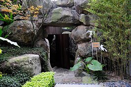 在住屋公設中設計了如同洞穴的溫泉泡湯入口，讓海納川的住戶回到家就如同度假。（圖文／好房News記者陳韋帆）