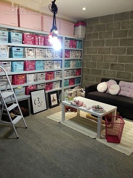 
2.小Call的工作室兼儲藏室，佈置得小巧溫馨。
