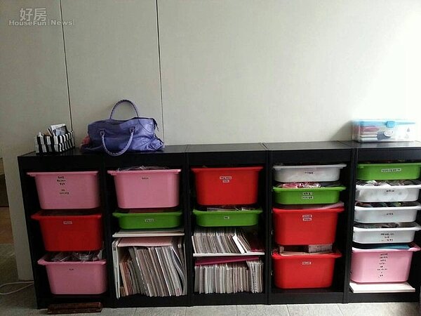 
3.這邊的收納櫃擺放的是小Call親手做的手工卡片與材料。