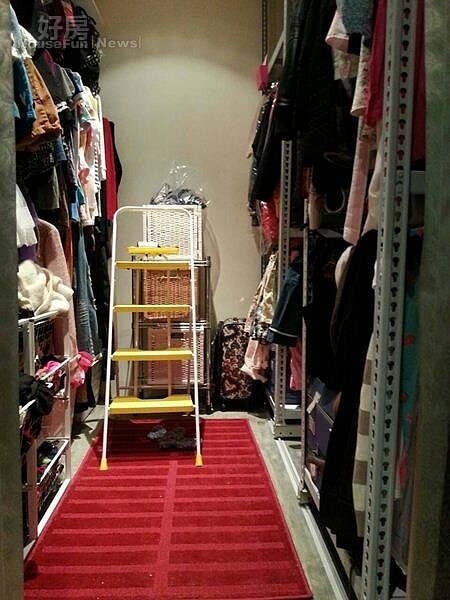 
5.更衣室採用鋼架，並用活動式的滑軌，可以收納更多衣服。