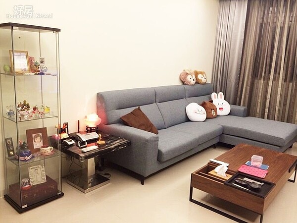 2.新屋客廳裝潢走中性風,簡單又大方。