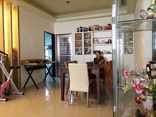 3.餐廳相寬敞,原木餐桌讓炎炎夏日也覺得涼爽。