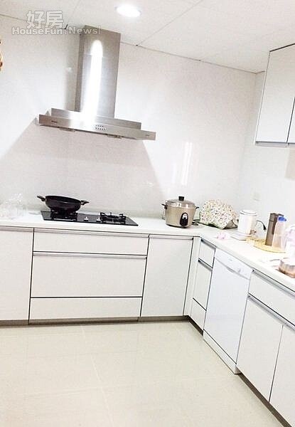 4.選用白色系廚具,搭配不鏽鋼抽油煙機。