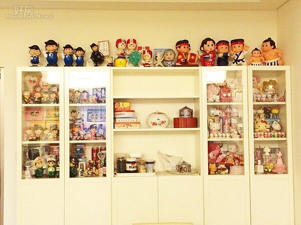 6.整個櫃子全都擺放布娃娃和公仔。