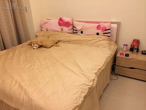 7.熟女臥房內有也小女生的佈置。