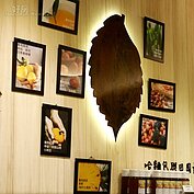 松山店的牆壁上掛著與農夫契作的標誌。(好房記者張聖奕/攝影)