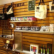 哈肯鋪不僅只有賣麵包，還有許多手作商品。(好房記者張聖奕/攝影)