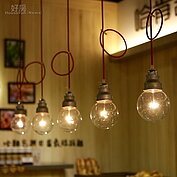 暈黃的燈泡，溫暖的店。(好房記者張聖奕/攝影)