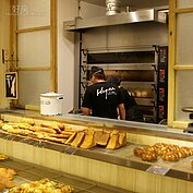 哈肯鋪特別保留大家兒時才有的木框窗戶，要用傳統素材喚醒民眾的記憶，。(好房記者張聖奕/攝影)