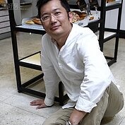 設計師自豪的說，伊通店地面所舖設的，是現在裝潢中已經少見的磨石子地板。(好房記者張聖奕/攝影)