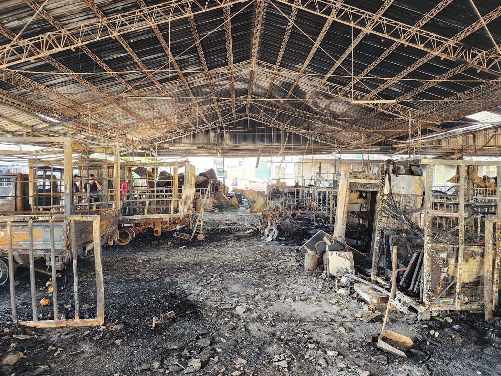 南投草屯果菜市場去年11月凌晨發生大火,火勢猛烈,市場內蔬果及物品付之一炬。經火場調查,是李姓攤商使用延長線肇禍。本報資料照