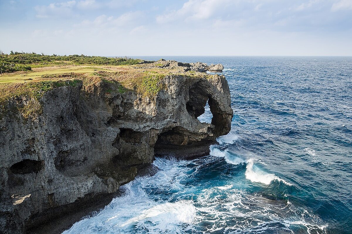 萬座毛是知名景點,是沖繩本島潛點數量最多的區域,然而也是每年多次發生潛水事故的地方。圖/維基百科