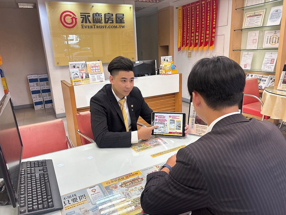 永慶房屋陳翊昇店長(後)表示,他會從客戶的角度來反思自己的購售屋建議,讓服務更有共鳴。圖/永慶房產集團提供