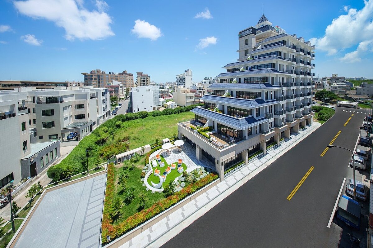 「福容徠旅澎湖」樓高8層，座落在馬公市的重劃區，外觀像停泊在漁港的「郵輪」。圖／麗寶集團提供