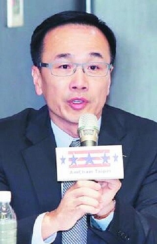 美國商會會長范炘公布美國商會「2014台灣白皮書」,會長表示若無核四,經濟民生恐受影響。(記者蘇健忠/攝影)