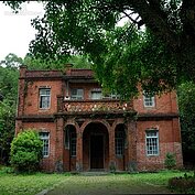 靜靜矗立在平溪線無人車站附近的蔡家小洋樓,超過60年的歲月洗禮，散發出一股歷史韻味與滄桑感。(好房記者張聖奕/攝影)