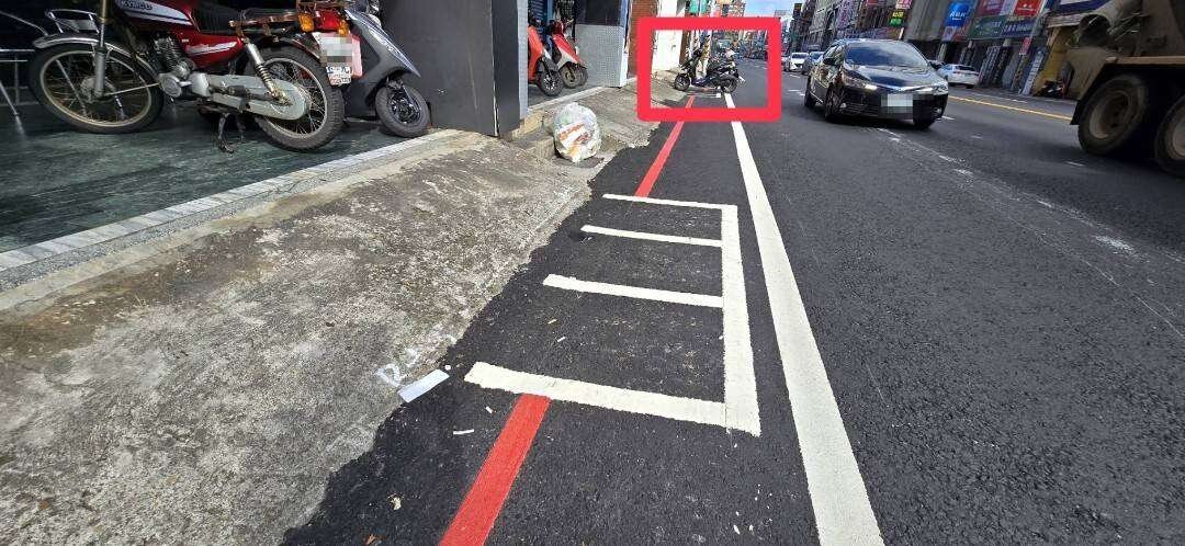 桃園區復興路因為店家斜坡占用路肩,使得原有機車停車格變短,圖中遠處前方的機車車尾已經侵入道路,很可能被行經的車輛撞上。圖:民眾提供