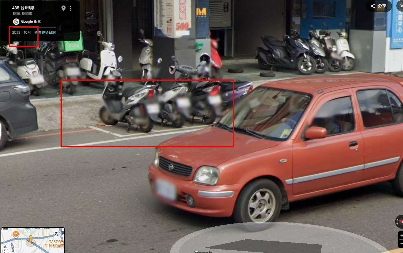 工務段段長黃敏彥拿出2022年該路段拍攝的照片佐證,三年前附近路段的停車格就已經被侵占變成迷你版的停車格了。圖:黃敏彥提供