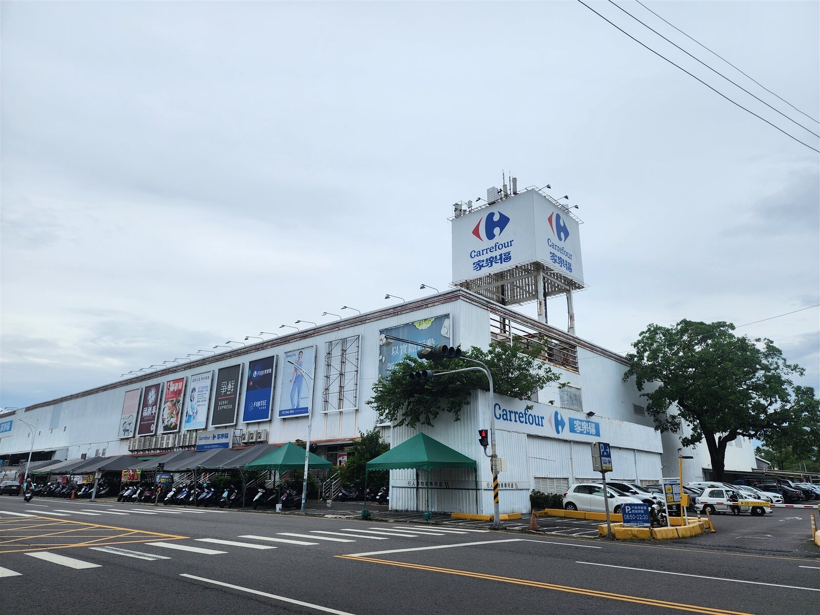 嘉義市家樂福北門店傳將結束營業，公司尚未正式公告，但承租賣場的店家已紛紛尋找退路。記者李宗祐／攝影 