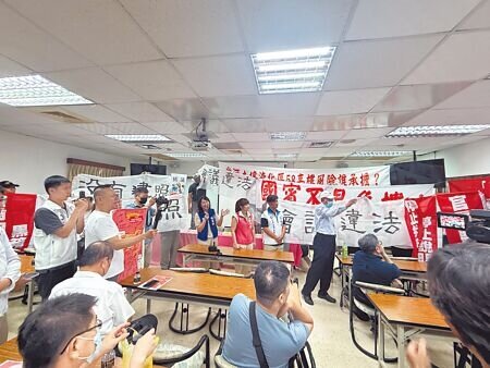 高雄國賓飯店改建爭議持續延燒,1日下午開發單位在高雄國軍英雄館2樓開說明會,但居民們早就在開會地點拉起布條、舉手牌抗議。(紀爰攝)