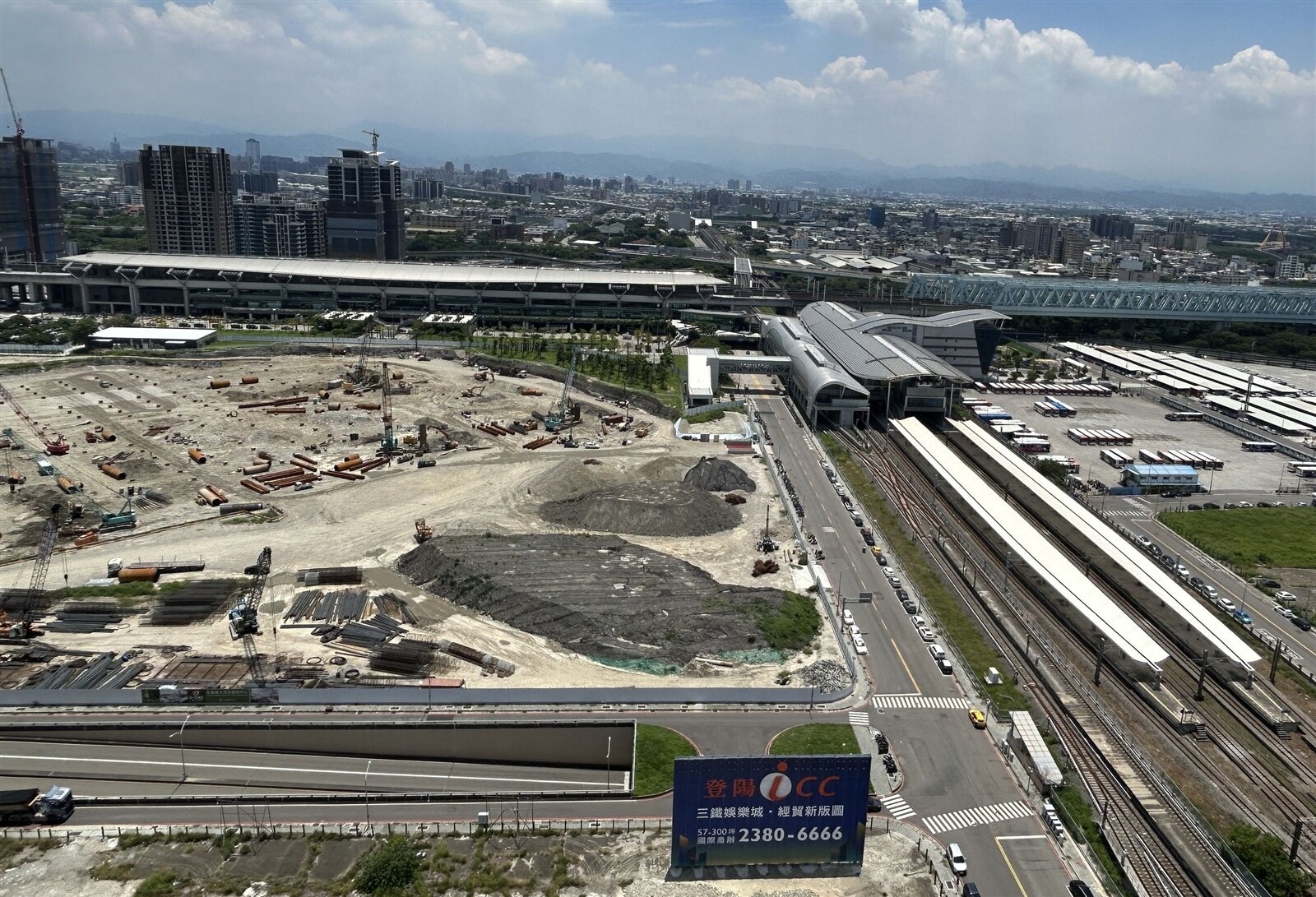 台中高鐵特區內的全國最大購物中心正興建中,地方憂心高鐵站區已常塞車,等到明年底完工後,周邊交通將動彈不得。本報資料照片