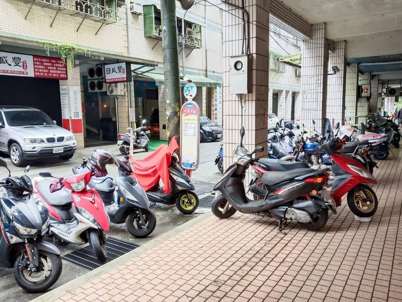 基隆市大慶大城社區去年底疑因住戶發生糾紛，有人檢舉巷弄騎樓有機車違停，令居民感到困擾。本報資料照片 