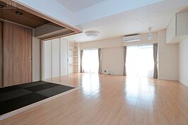 要延長房屋壽命，可使用SI工法，將建築物的結構體（skeleton）和內裝（infill）分離，室內所有管線並不會埋在結構體內，而是直接配置在樓地板或天花板內，也就是採取明管明線的設計，在台灣又被稱作是「開放式建築」工法。這種工法除了可以增加未來維修的便利性，還能減少房屋漏水的情形發生。（文／師慧君 圖文彙整／陳韋帆 圖片提供／Pana Home）