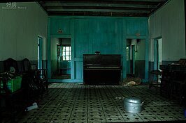 內部客廳不大，地面看似重新舖設過。(好房記者張聖奕/攝影)