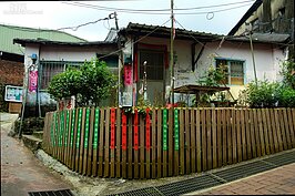 嶺腳車站附近民宿還不少,大都是改自於當地傳統二樓建築。(好房記者張聖奕/攝影)