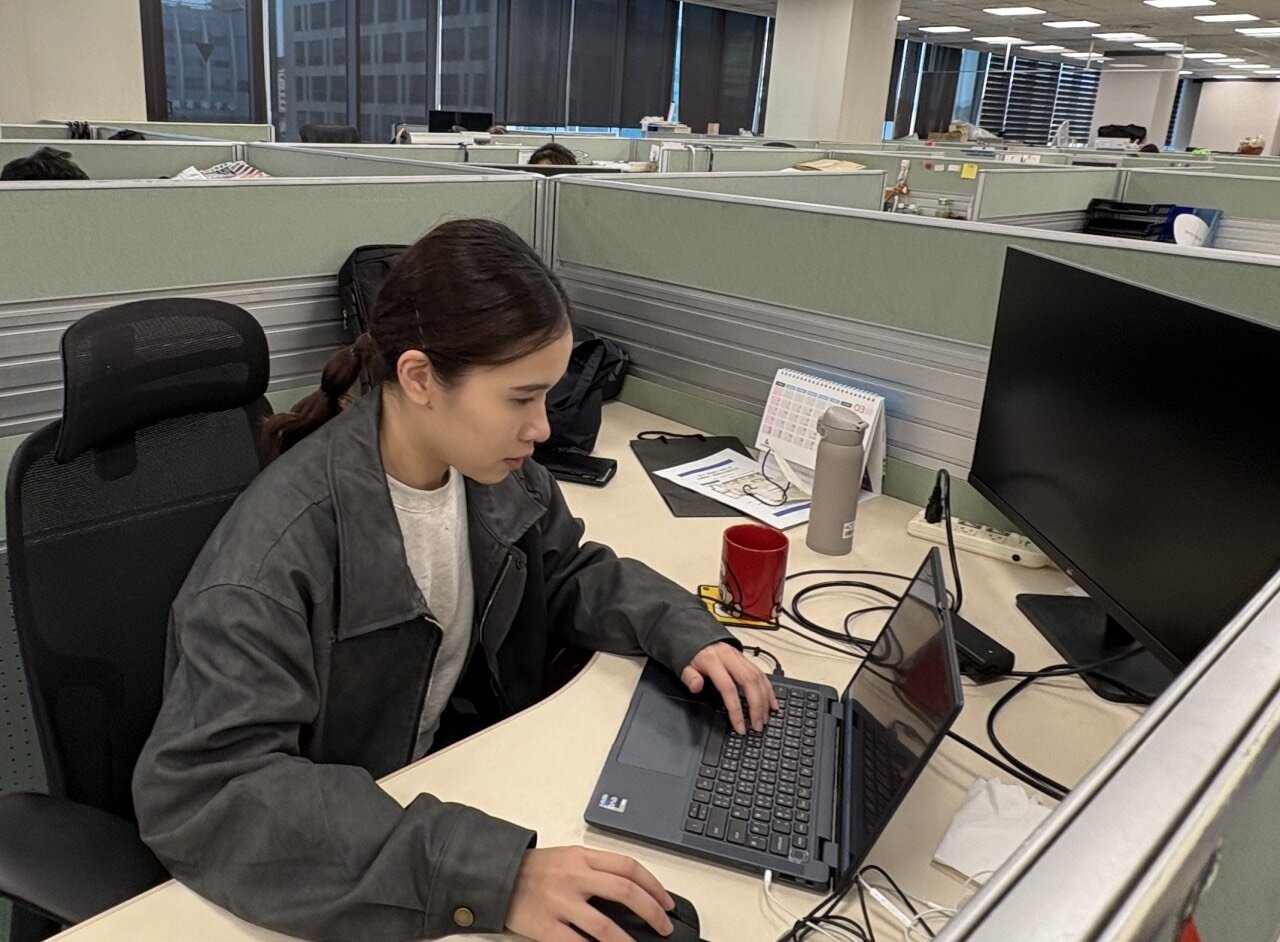 蔡家綺已穩定就業兩年，並獲得公司肯定及加薪，相較於前一份工作，薪資已翻倍成長。圖：桃竹苗分署提供