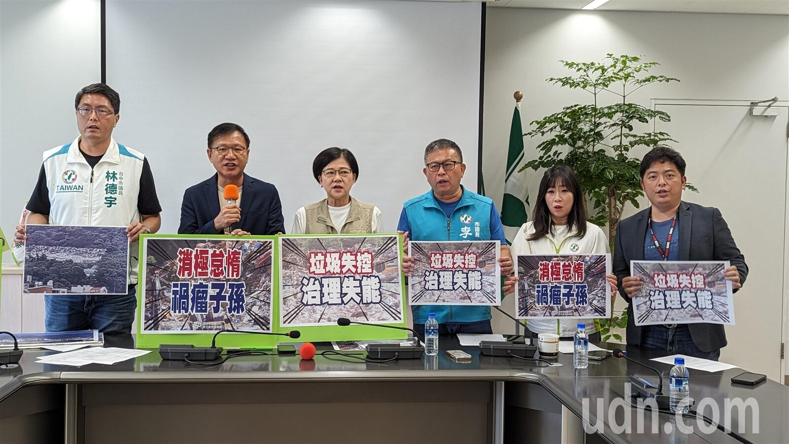 民進黨台中市議員林德宇、王立任、張芬郁、李天生、謝家宜、蔡耀頡(左起)表示,台中市長盧秀燕上任後將大量垃圾推置大里掩埋場,破壞環境也對不起市民。記者陳敬丰/攝影