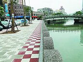鋪磚、種樹　基隆田寮河景觀大改造