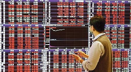 台股2日延續高檔震盪格局,24K保衛戰開打。圖∕本報資料照片
