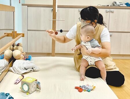 
草屯鎮公所為了催生且留人，公布設籍草屯鎮1歲至5歲幼兒，明年起可以收到2萬元生日禮金。（楊靜茹攝）
