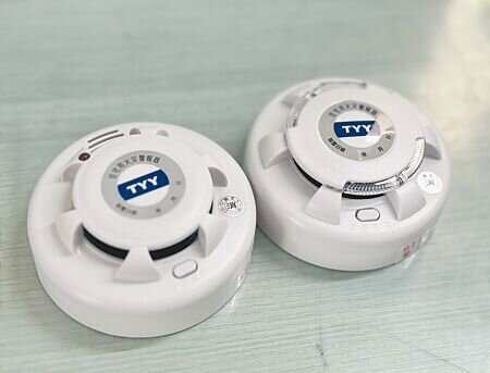 《高雄市火災預防自治條例》9月1日起正式施行,明定依法無需設置火警自動警報設備的住宅場所,含5樓以下透天厝、公寓或平房等,管理權人未於任一位置裝設「住宅用火災警報器」並維護,經限期改善仍未改善者,處新台幣6000元以上3萬元以下罰鍰。(洪靖宜攝)